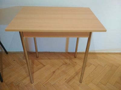 Dřevěný stolek (nepoškozený)