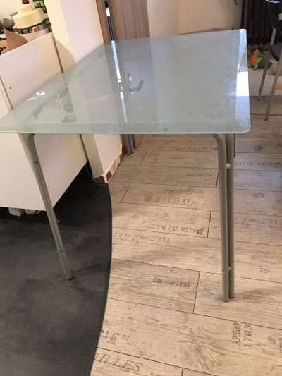 Jídelní stůl sklo/kov