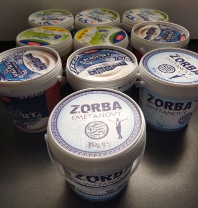 Kelímky od kilových jogurtů