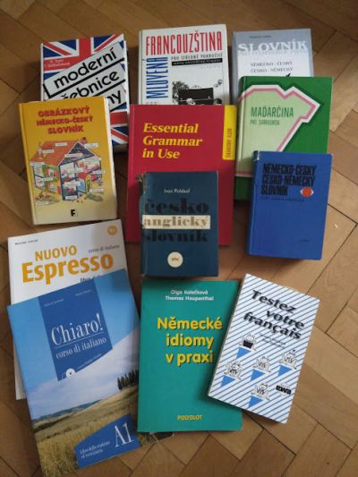 Jazykové učebnice a slovníky