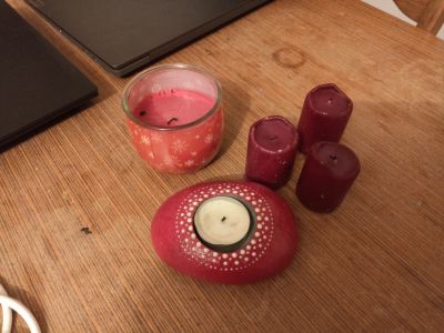 Mix svíček - červené + jeden svícínek na čajové svíčky