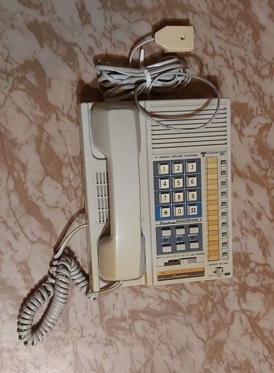 Kancelářský telefon