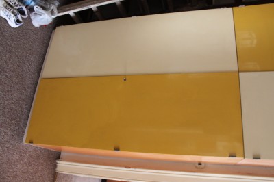 Dřevěná skříň na oblečení, žlutá