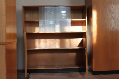 Knihovna kombinovaná s vitrínou, světlá dýha