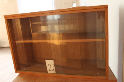 Dvě knihovny s vitrínou