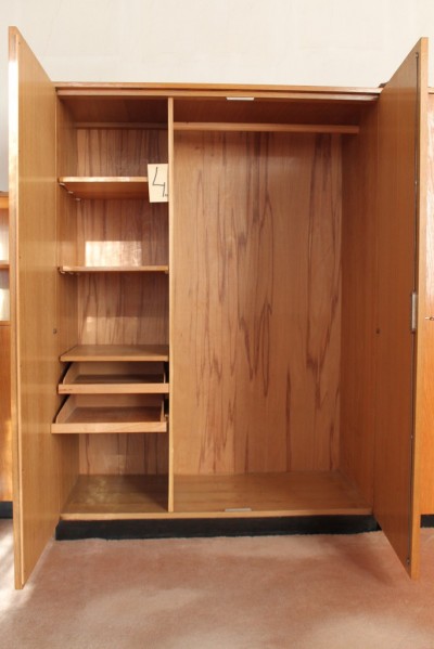 Velká dřevěná skříň (na kabáty, bundy a další oblečení)