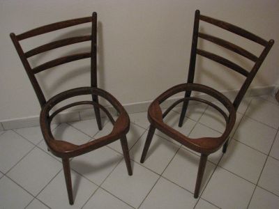 Dvě klasické židle TON z ohýbaného dřeva bez sedáků