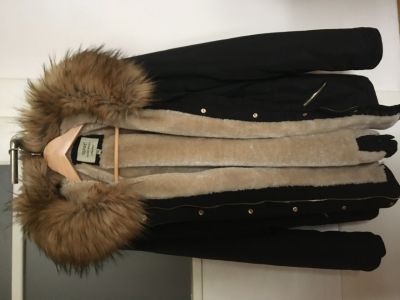 Zimni bunda s kapucou s mohutnym koziskem kolem