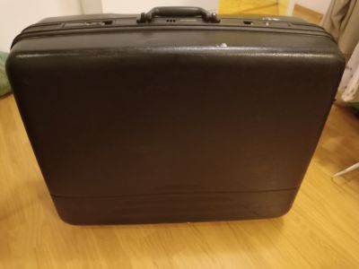 Velký těžký kufr