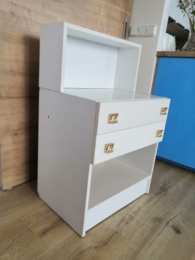 starý noční stolek