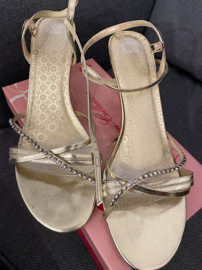 Zlaté společenské sandály na podpatku, velikost 10