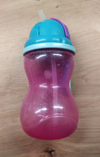 Dětská láhev s brčkem