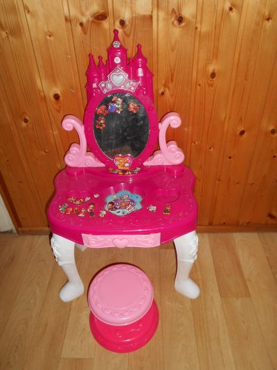 Princeznovská toaletka se židličkou