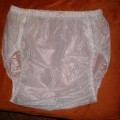 Scháním tyto igelitové kalhotky větší velikosti 