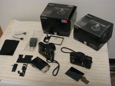 Dvojice rozebraných fotoaparátů Sony RX100