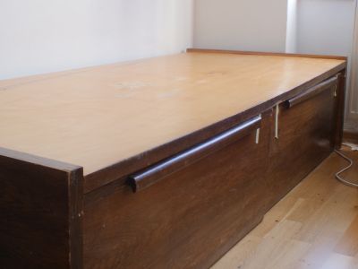 Dřevěná postel se dvěma šuplíky