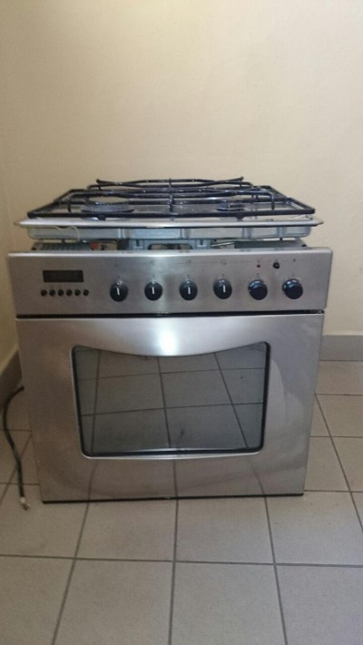 Daruji funkční vestavěný sporák whirlpool