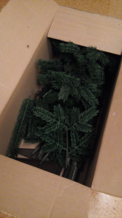 Daruji umělý vánoční stromek