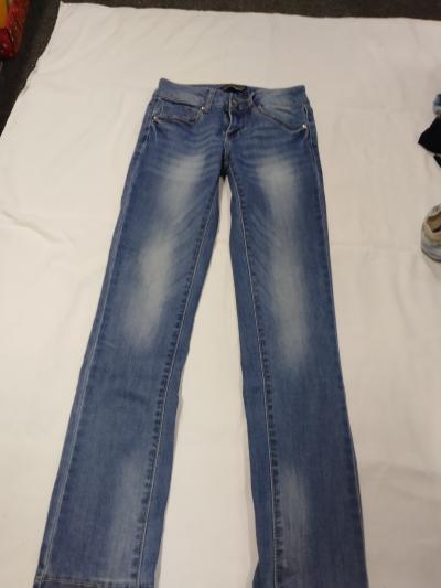 Jeans streč  XS,  Boky 80 cm,. Zipy vzadu na nohavicich
