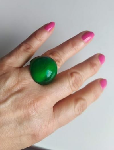 Zelený masivní prstýnek z umělé hmoty