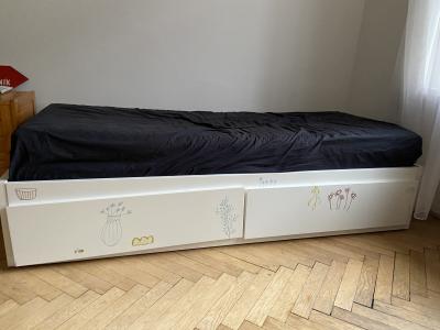 Bílá rozkládací postel IKEA FLEKKE