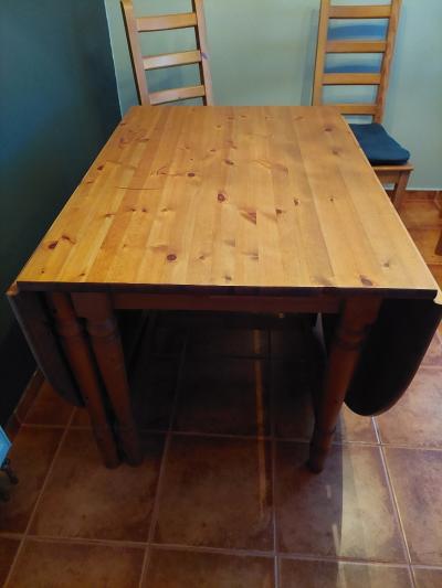 Rozkládací dřevěný stůl