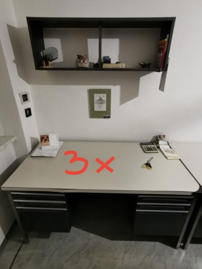 3 kovové kancelářské stoly
