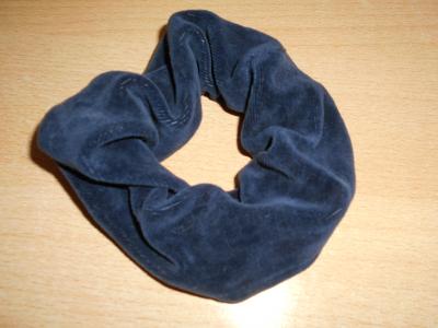 Sametová modrá guma do vlasů