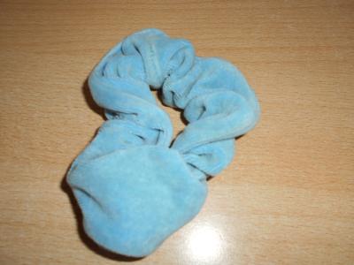Sametová světle modrá guma do vlasů