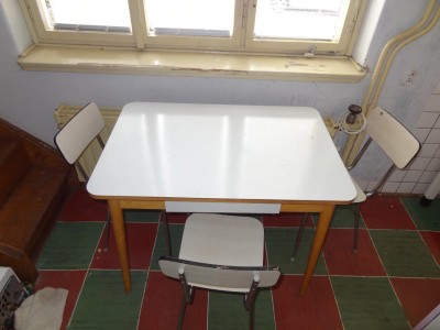Stůl a 3 židle za odvoz