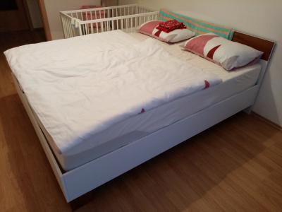 postel 160x200 / bez roštů, bez matrace