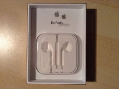 Daruji prázdnou krabičku od earpods