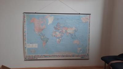 Daruji zavesnou papirovou mapu sveta s tubusem