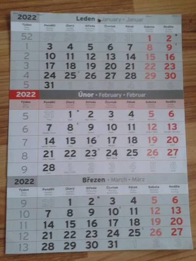 Jednoduchý kalendář 2022 k zavěšení