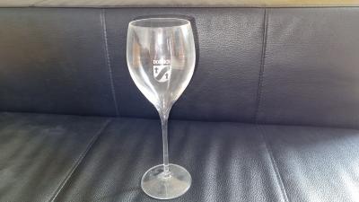 sklenice na víno na vysoké stopce s erbem obce Dobšice