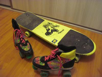 Dětské kolečkové brusle a skateboard