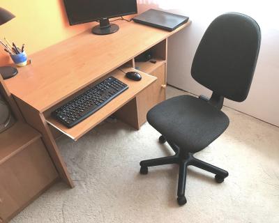 Pěkný psací stůl + kancelářskou židli. Bez poškození