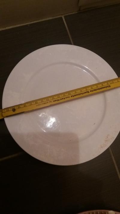 Klasický jednoduchý talíř průměr 22cm