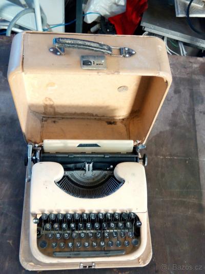psací stroj Patria