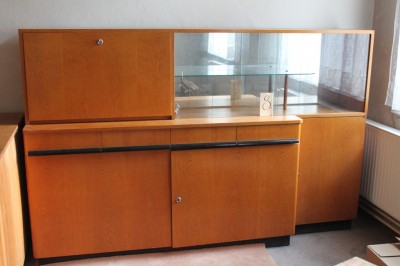 Kombinovaný kredenc se sekretářem (dýha + sklo)