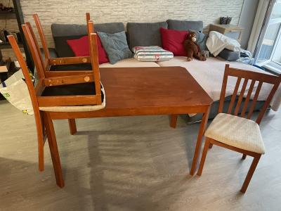 Stůl a tři židle
