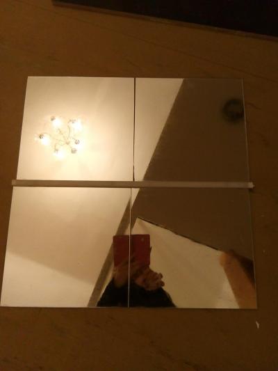 Daruji zrcadlo na přilepeni na zeď