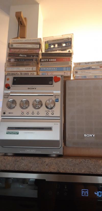 Hifi věž Sony s reproduktory a kazetami.