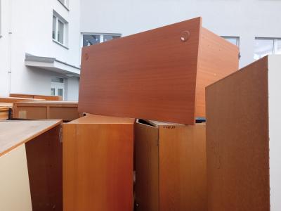 Vyrazeny nabytek ze skoly