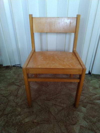 Dětská dřevěná židlička