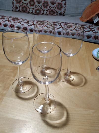 Čtyři sklenky na víno