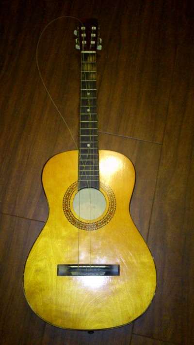 stará poškozená kytara 