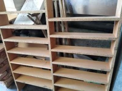 Regálek poličkový