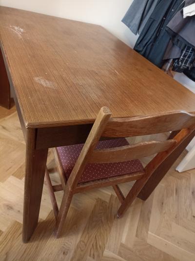 jídelní stůl (120*80cm) s židlemi