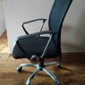 Kancelářskou židli s opěrkami